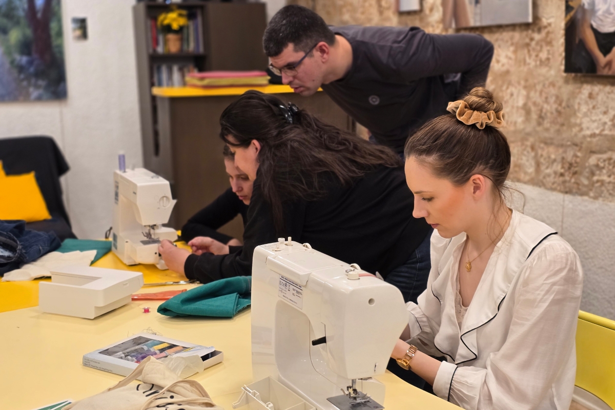 Šivanje, Speed friending i karaoke u bogatom mjesečnom programu