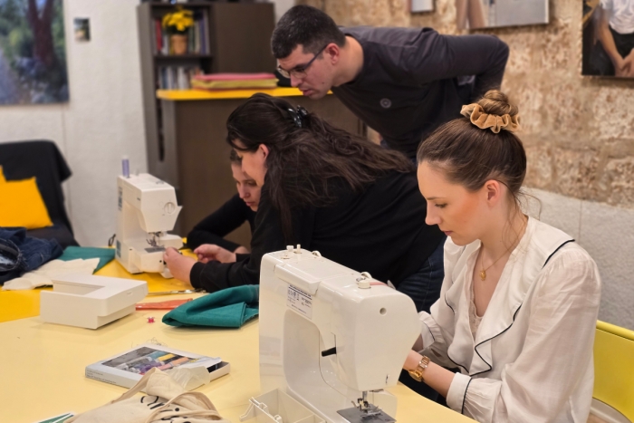 Šivanje, Speed friending i karaoke u bogatom mjesečnom programu